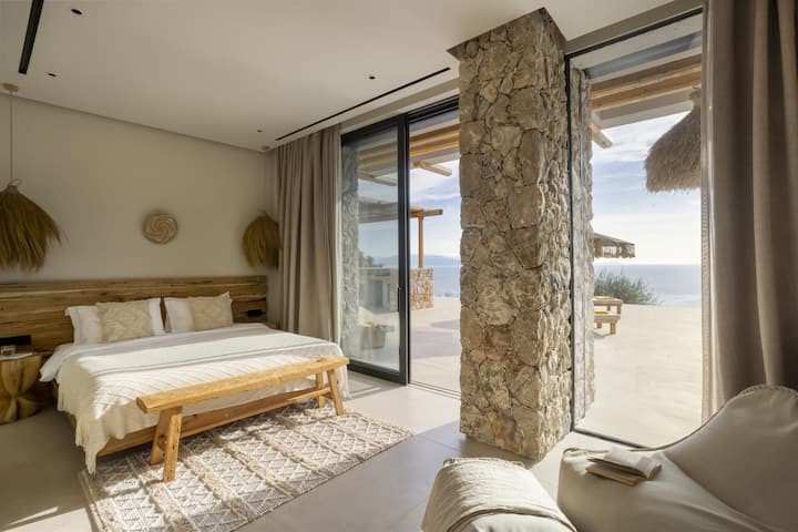 Првата од двете двокреветни спални соби на приземјето, со пристап до терасата со базен и неверојатниот поглед. (Спална соба 1)