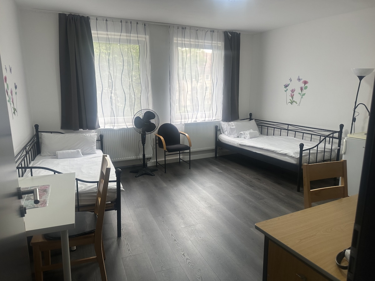 Chambre à deux lits avec salle de bain commune