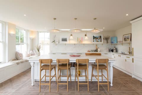 Newly Renovated Beachside Retreat for 10
