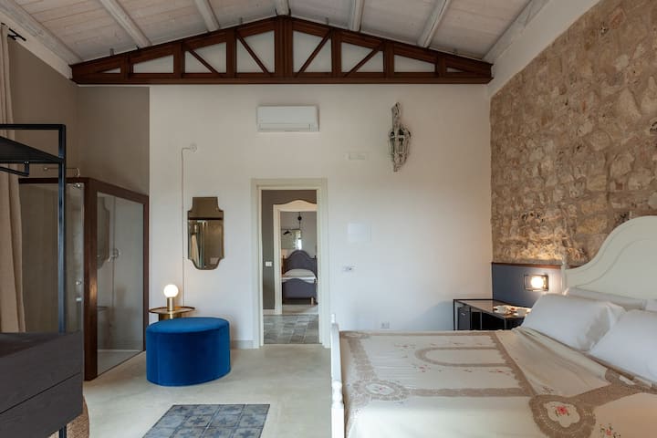 Dormitorul dublu voluminos de la primul etaj (dormitorul 3). 