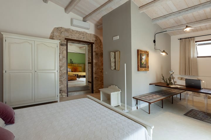 Dormitorul dublu principal grațios de la parter (dormitorul 2). 