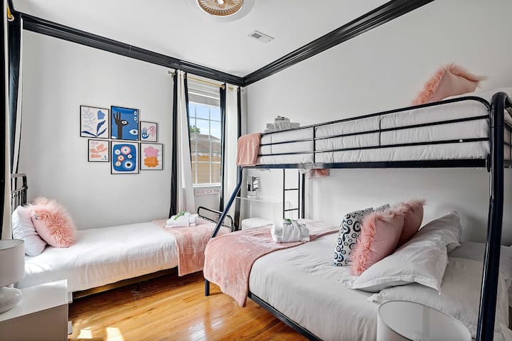 Спалня 3: две единични легла + две единични легла + двойно легло (на две нива)