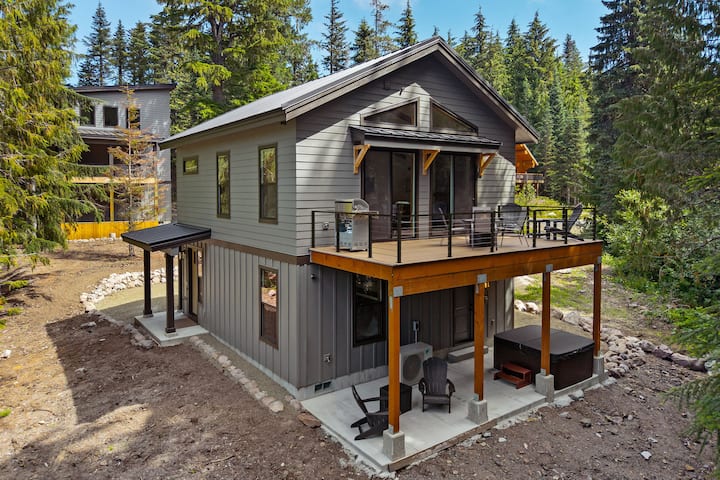 2 Homes • Sleeps 22 • Sauna • Hot Tub • Fire Pit