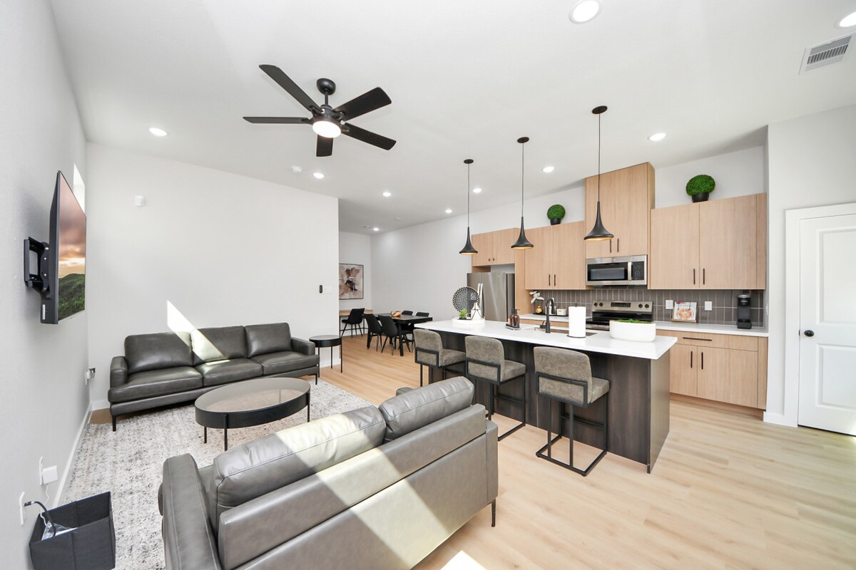 Popular Airbnb listing: Brandon Collective | Contemporary Retreat | Unit A in Sunnyside
