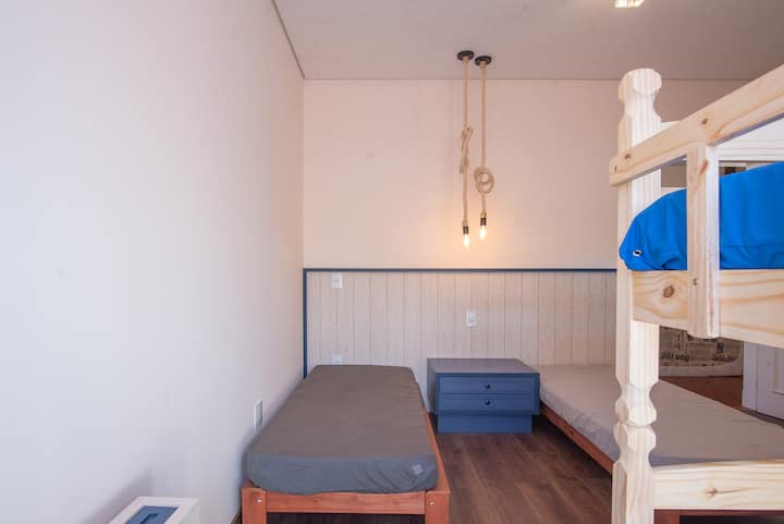 غرفة مزينة بشكل جميل لليالي الهادئة والمريحة