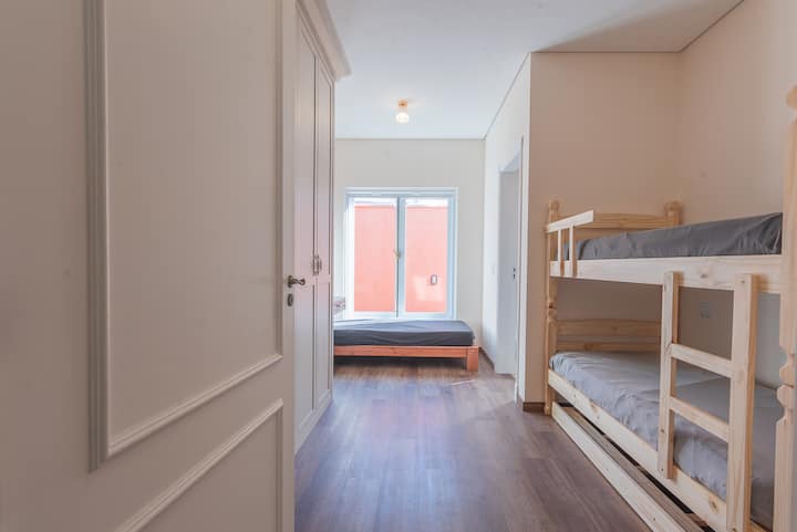 غرفة كبيرة، مثالية للاسترخاء في راحة وحرية