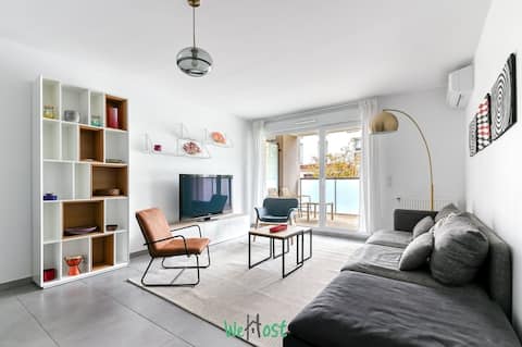 Successful Airbnb property: Cosy & Spacious – 3BR, near Lyon with parking in Bron