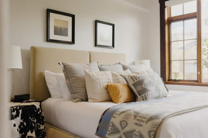 İki Yataq Otağı - Qonaq