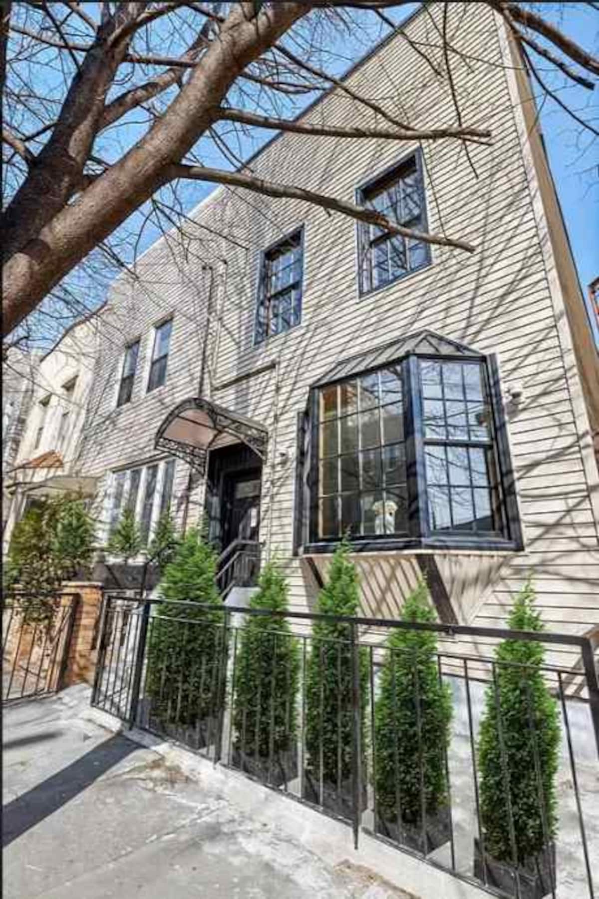 Stylish Townhouse Oasis in Greenpoint, New York City — venue photo 2