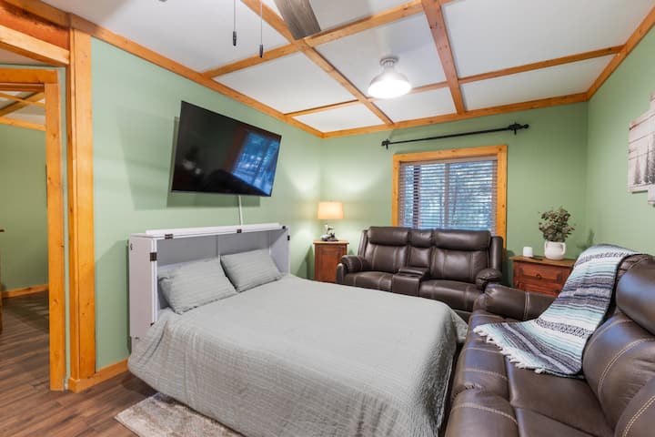 Eneo la Pamoja lenye Kitanda cha Murphy kilichofichika