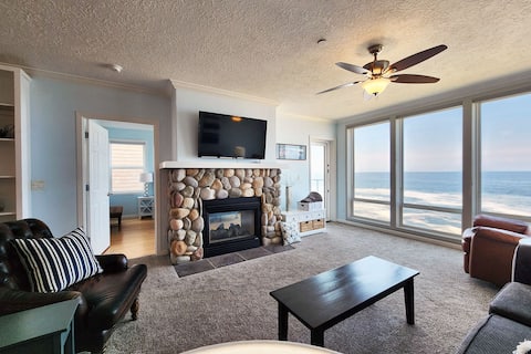 Spectacular Oceanfront Condo! Watch for Whales!