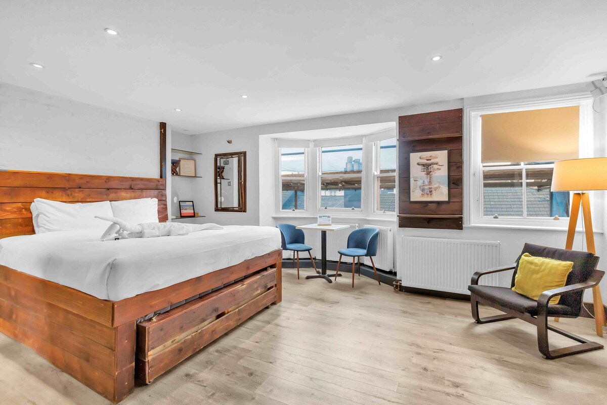 منطقة معيشة /غرفة نوم واسعة مفتوحة مع طاولة طعام لشخصين