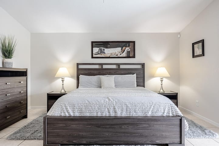 غرفة نوم رئيسية تضم سرير كينج