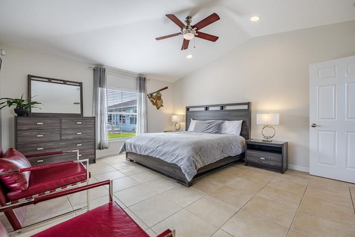 غرفة نوم للضيوف مع إمكانية الوصول إلى لاناي