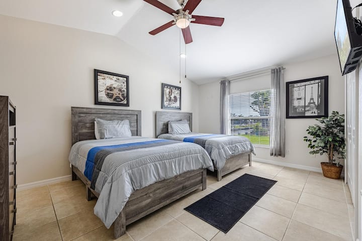 غرفة نوم للضيوف مع إمكانية الوصول إلى لاناي