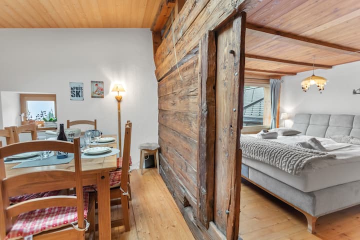 Старото дрво на оригиналната п*********а ја одвојува со автентичност главната спална соба и нејзиниот брачен кревет од пријателскиот трпезариски простор во кој може да се сместат до 6 лица.