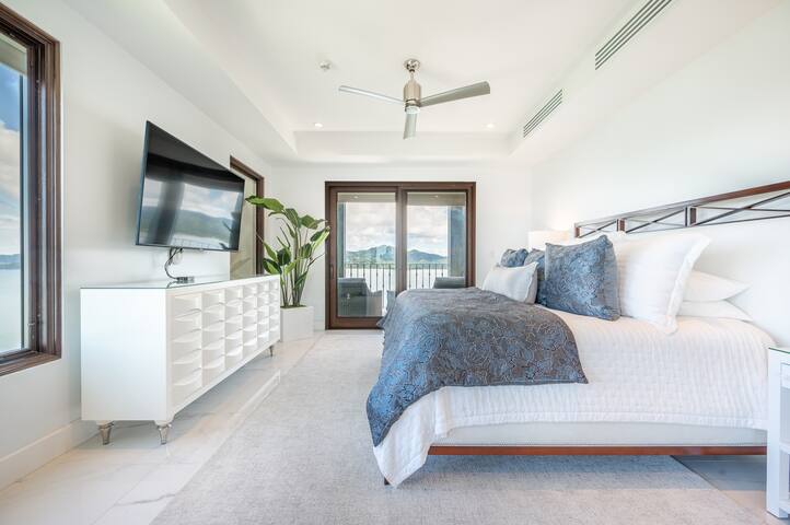 Oceanview Penthouse w/ Rooftop, Jacuzzi & Pool