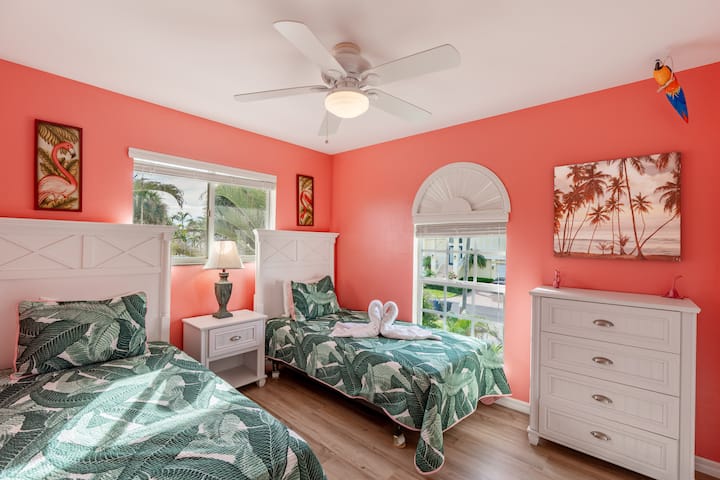 Chumba cha kulala cha wageni chenye vitanda viwili vya mtu mmoja