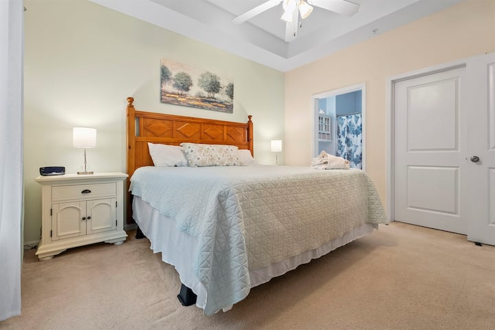 Dormitorio principal con cama tamaño queen y baño privado