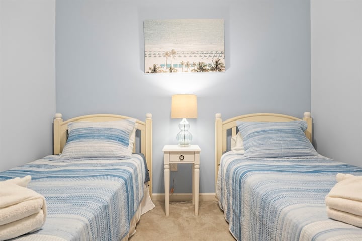 Dormitorio con dos camas individuales