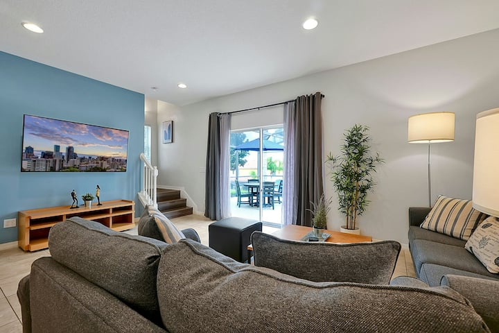 Откријте удобност и стил во вашето пространо сместување за одмор. Секој објект е уникатен рај - со свој стил на декор, отворен план на подот и паметен телевизор за забава.

