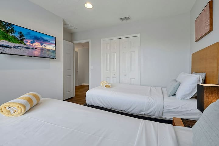 Оваа удобна соба со два двокреветни кревета е идеална за добар сон по денот исполнет со авантури. Исто како што секоја приказна за одмор е различна, ќе најдете малку уникатен стил во секој од нашите објекти со различни бои на ѕидови и штици.

