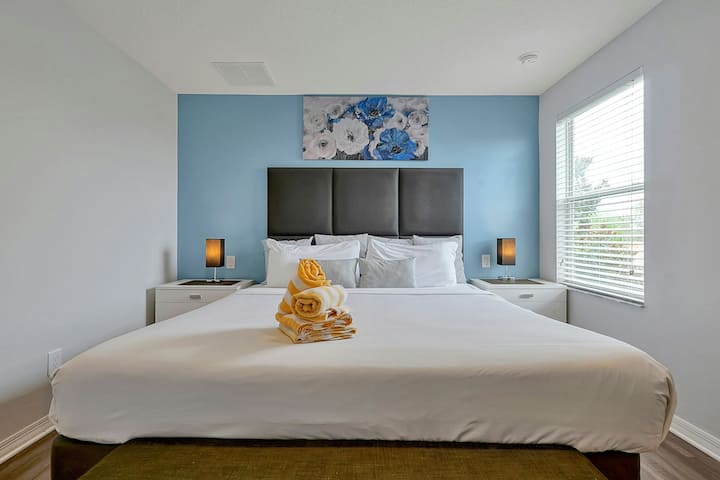 По еден ден авантури, потонете во удобноста на брачниот кревет во главниот апартман. Исто како што секоја меморија за одмор е уникатна, боите на ѕидовите и таблите во нашите објекти може да се разликуваат, додавајќи малку индивидуален шарм на вашиот престој.

