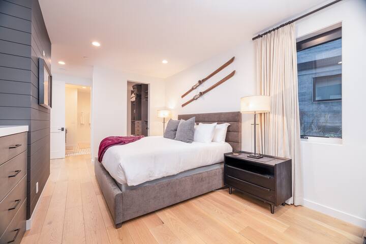 Ski-in/out, Walk to Town, Hot Tub | By InvitedHome