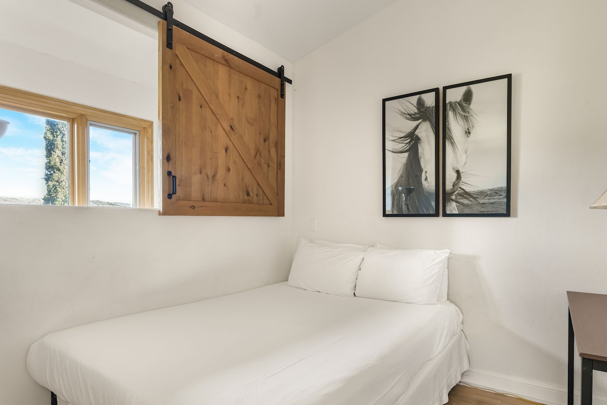 5 საძინებელში არის საწოლი 152 × 203 სმ.