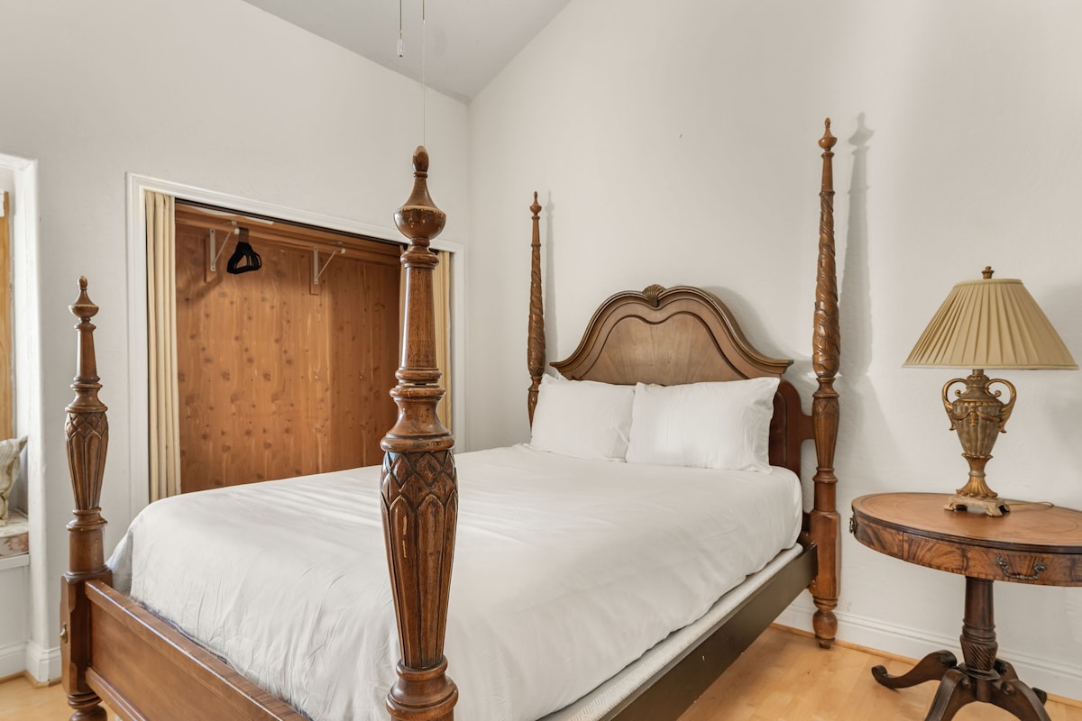 Მე ‑ 2 საძინებელში არის ორადგილიანი საწოლი.