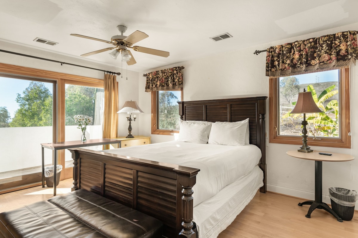 საძინებელში 4 არის საწოლი 152×203 სმ, პატიოსთან გასასვლელი და საკუთარი სააბაზანო.