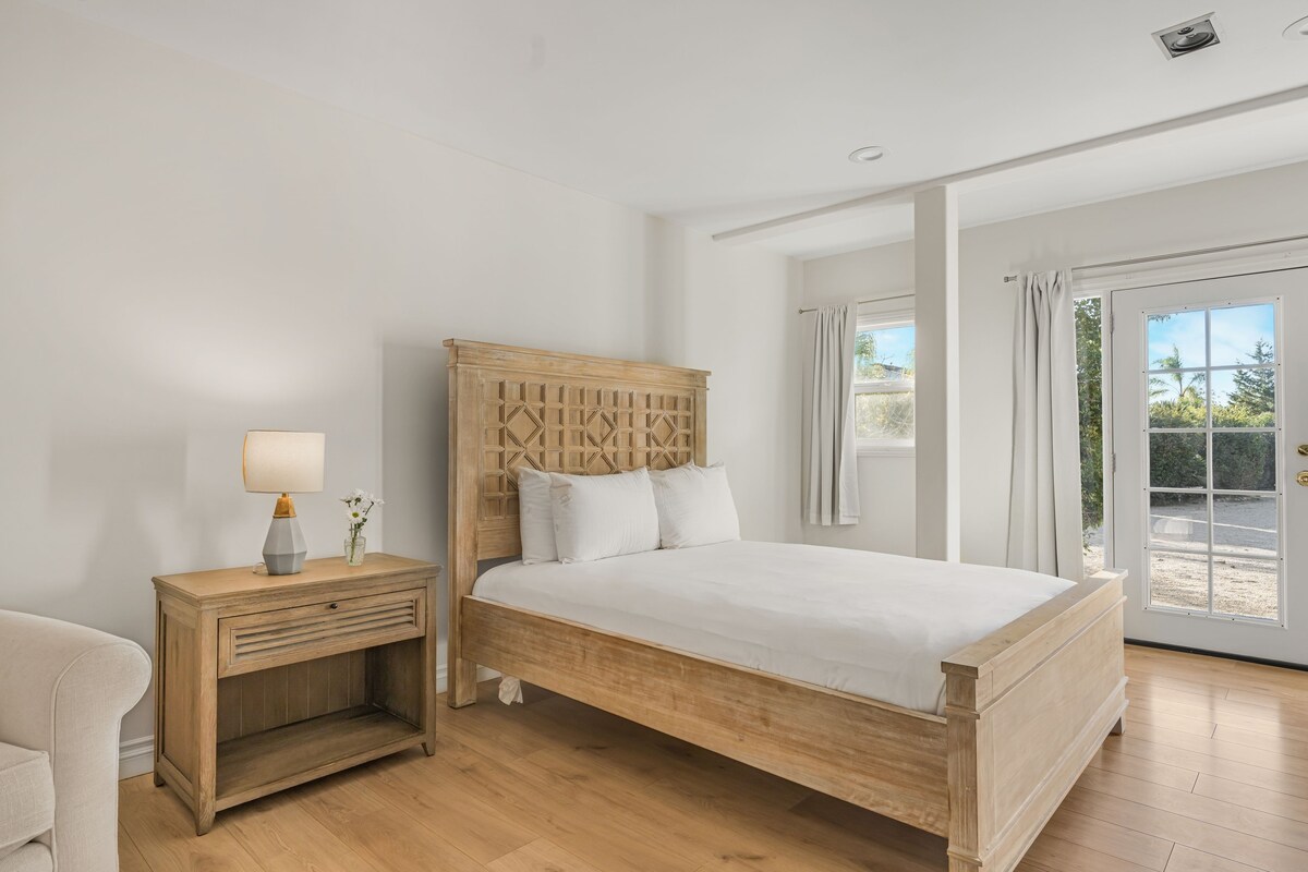 მე-8 საძინებელში არის ორადგილიანი საწოლი, ტელევიზორი და საკუთარი სააბაზანო.