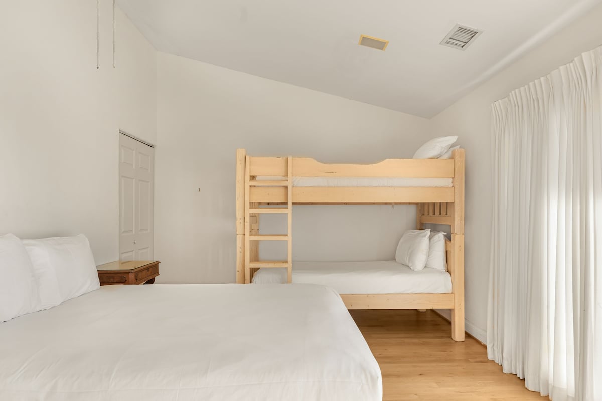 საძინებელში 6 არის 152‑203 სმ ზომის საწოლი, ორსართულიანი საწოლი, სამუშაო მაგიდა და პატიოსთან გასასვლელი.
