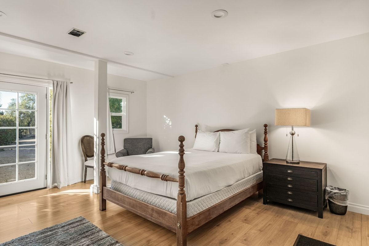 7 საძინებელში არის საწოლი 152 × 203 სმ.