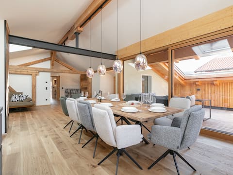 Luxury Penthouse w/ Sauna – 500m to Lift
