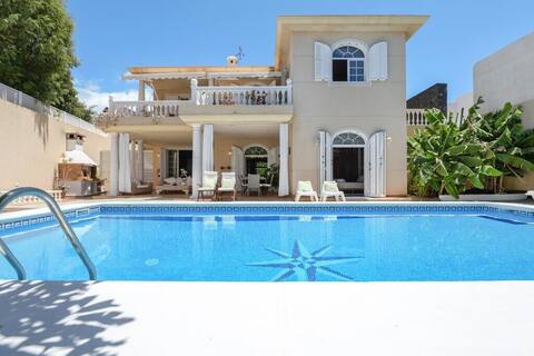 Villa La Concha | Front sea Heated Pool