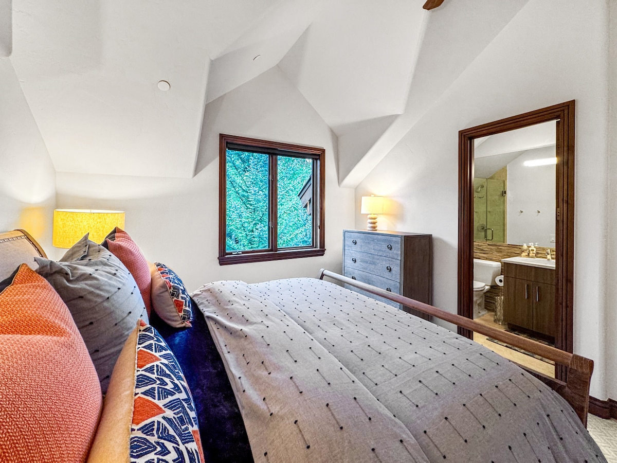 S gledišta kreveta možete vidjeti svoju privatnu kupaonicu koja je udaljena samo nekoliko koraka. Ova treća spavaća soba za goste pruža potpuni luksuzni doživljaj – udobnost bračnog kreveta s neposrednim pristupom vašoj osobnoj kupaonici.