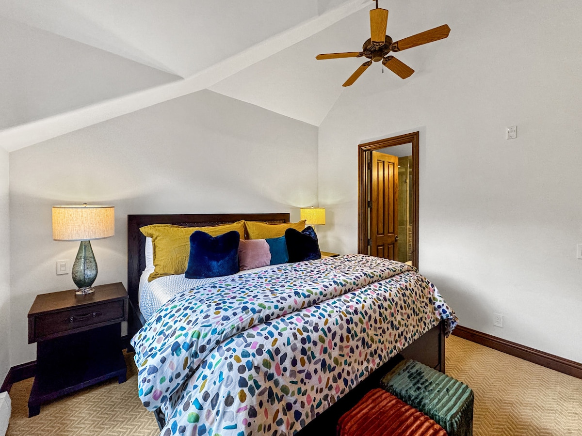 Iz ove perspektive možete vidjeti kako se iz druge spavaće sobe može lako ući u privatnu kupaonicu. Promišljeno raspoređen namještaj omogućuje jednostavan pristup, a istovremeno se zadržava prostran i prozračan osjećaj u gornjoj spavaćoj sobi za goste br. 2.