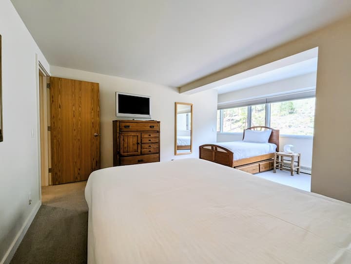 ¡Amplio dormitorio en el segundo nivel con vistas!