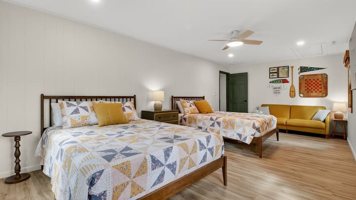 בחדר המרווח הזה יש שתי מיטות קווין סייז, ספה נוחה וטלוויזיית רוקו. חדר מושלם לילדים או למבוגרים שרוצים מקום פנוי. 