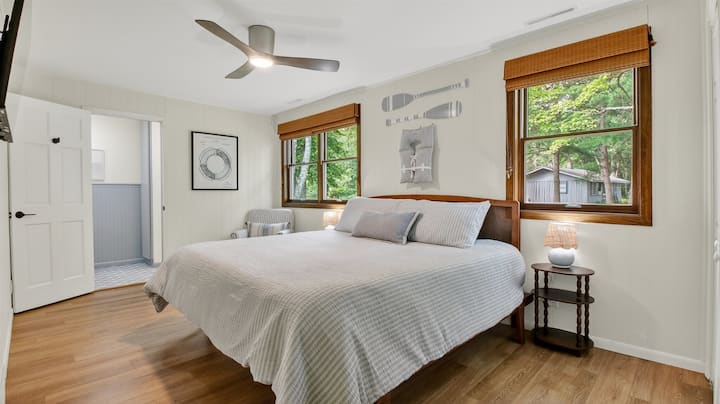 תוכלו ליהנות מפרטיות בחדר השינה הראשי עם חדר רחצה צמוד, טלוויזיית רוקו, מיטת קינג סייז וארון לאחסון בגדים.