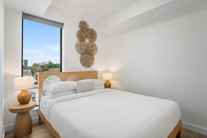 Una de las dos habitaciones. Ambas tienen camas tamaño queen, mesitas de noche dobles y lámparas, así como un amplio espacio en el armario. Una de las dos habitaciones también tiene baño privado. El otro baño se encuentra a través del espacio común. 