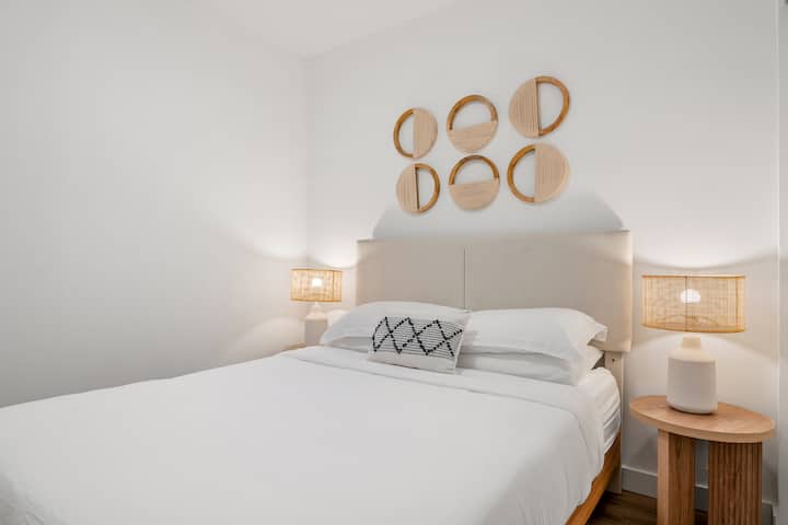 Una de las dos habitaciones. Ambas tienen camas tamaño queen, mesitas de noche dobles y lámparas, así como un amplio espacio en el armario. 