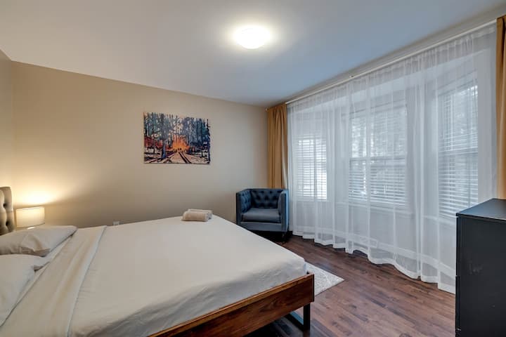 “Dormitorio acogedor con una cama cómoda”