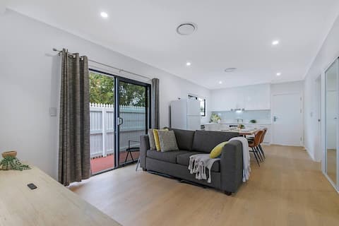 Poolside Family Cottage near Shopping Towns