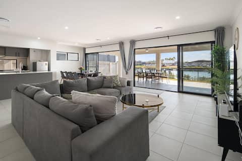 Serena by the Water—Family Retreat in Hope Island