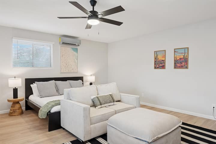 Chic & Cozy Studio | King Bed + Sleeper - Tempe, AZ