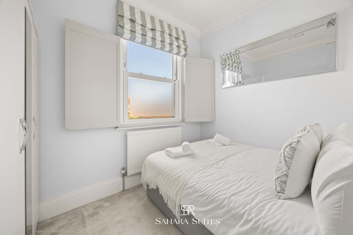 חדר אלגנטי הכולל מיטת קינג סייז מרווחת לנוחות מעולה.