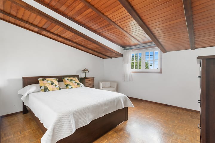 ห้องนอนพร้อมเตียงควีนไซส์ชั้นบน