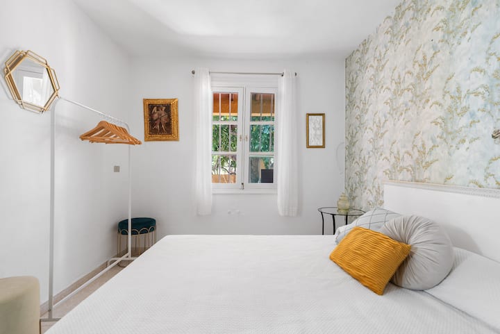 ห้องนอนพร้อมเตียงคู่อยู่ที่ชั้นล่าง